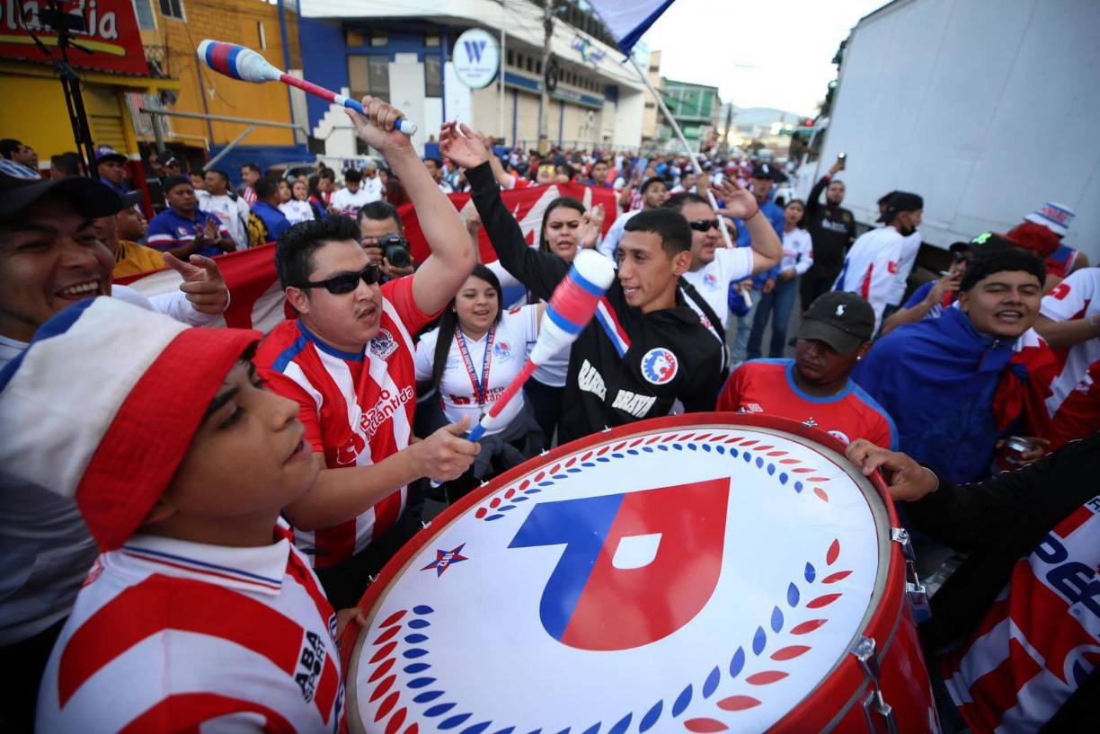 ¡Tremenda fiesta! La Ultra Fiel como siempre apoyando al Olimpia y poniendo color en las afueras del Estadio Nacional. 