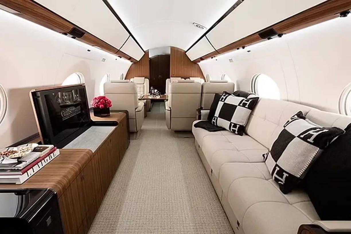 El logotipo Jumpman, emblema de su marca, está visible en la cola del avión, que lleva el número de registro N236MJ. Este número rinde homenaje a su carrera: “23” representa su legendario número de camiseta, el “6” es un guiño a sus seis campeonatos de la NBA, y “MJ” sus iniciales.