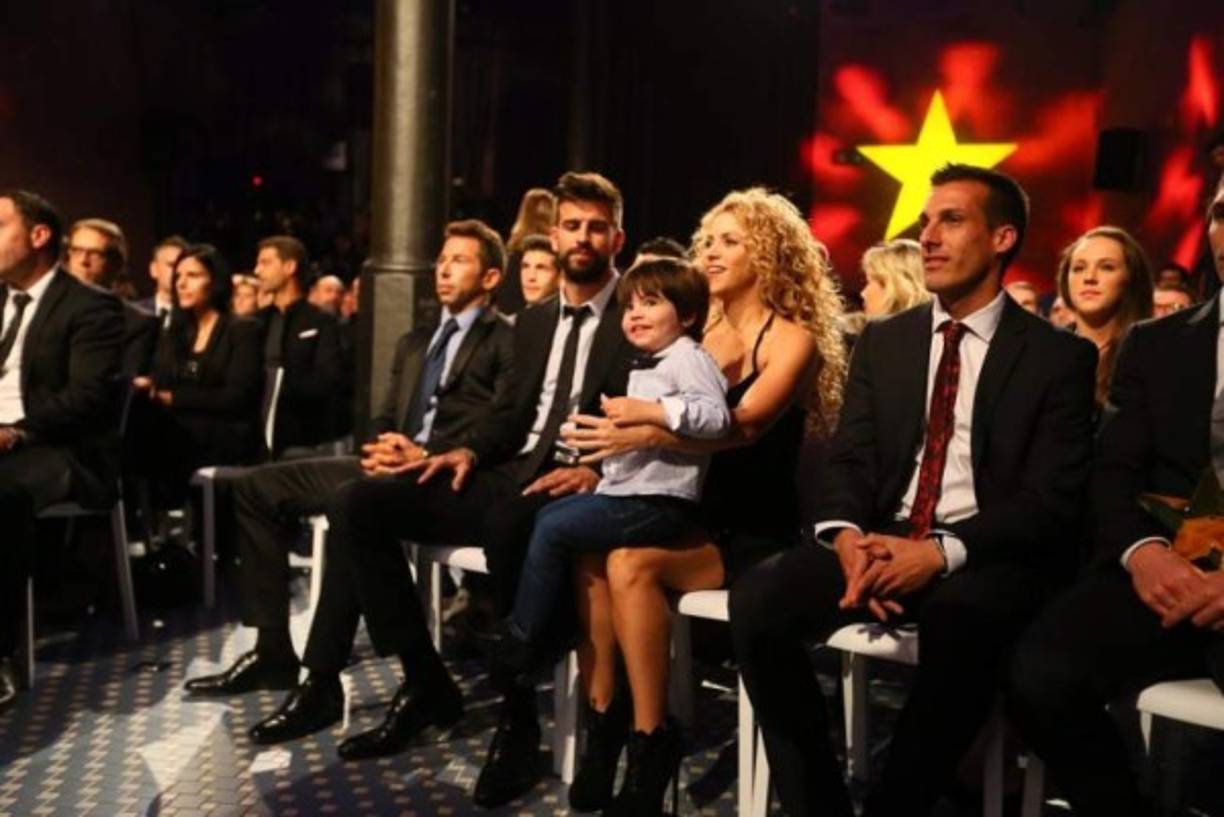 Un sonriente Milán vivió en primera fila el homenaje tributado a su padre, Gerard Piqué. Foto tomada de la Federación Catalana de Fútbol.