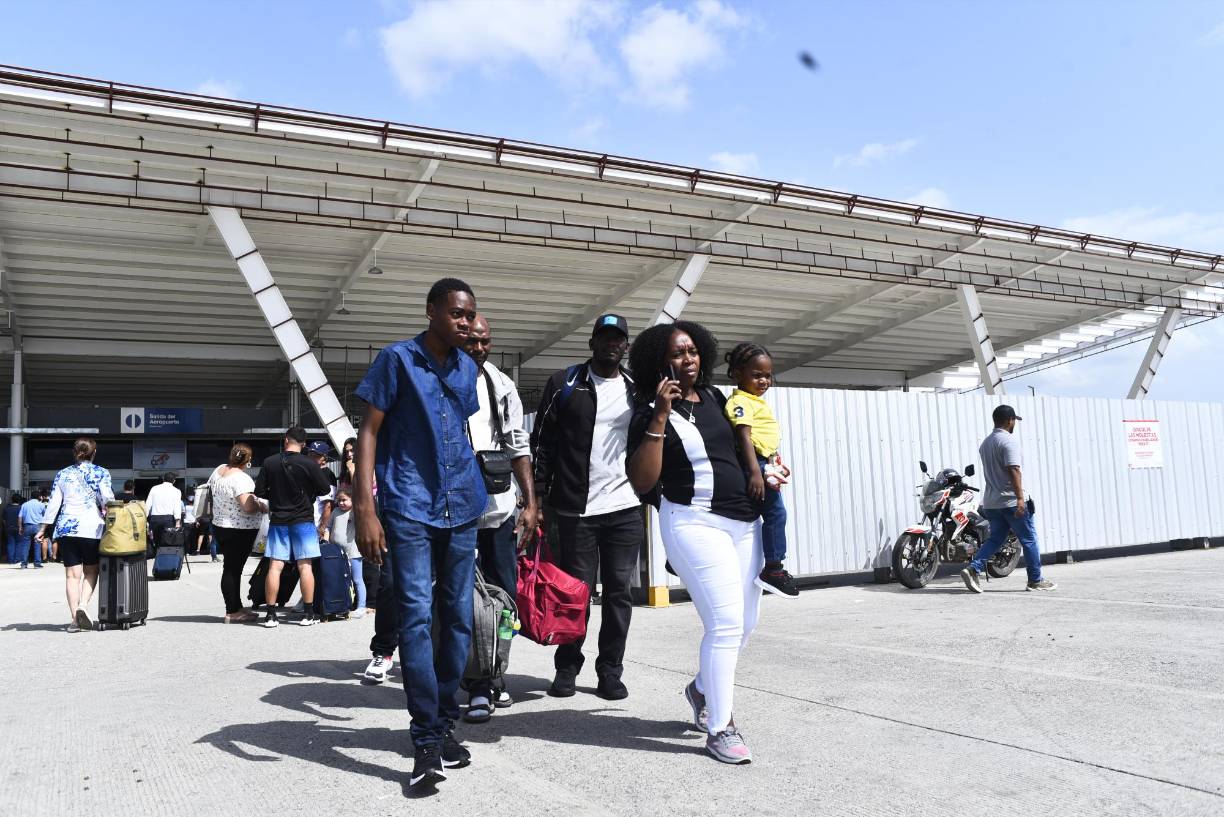 Cabe mencionar que, la nueva medida se debe a que las instalaciones del aeropuerto se vuelven insuficientes para albergar a tanto familiar o amigo del viajero que llega con la intención de despedirse, afectando el buen desarrollo de los trámites aeroportuarios.