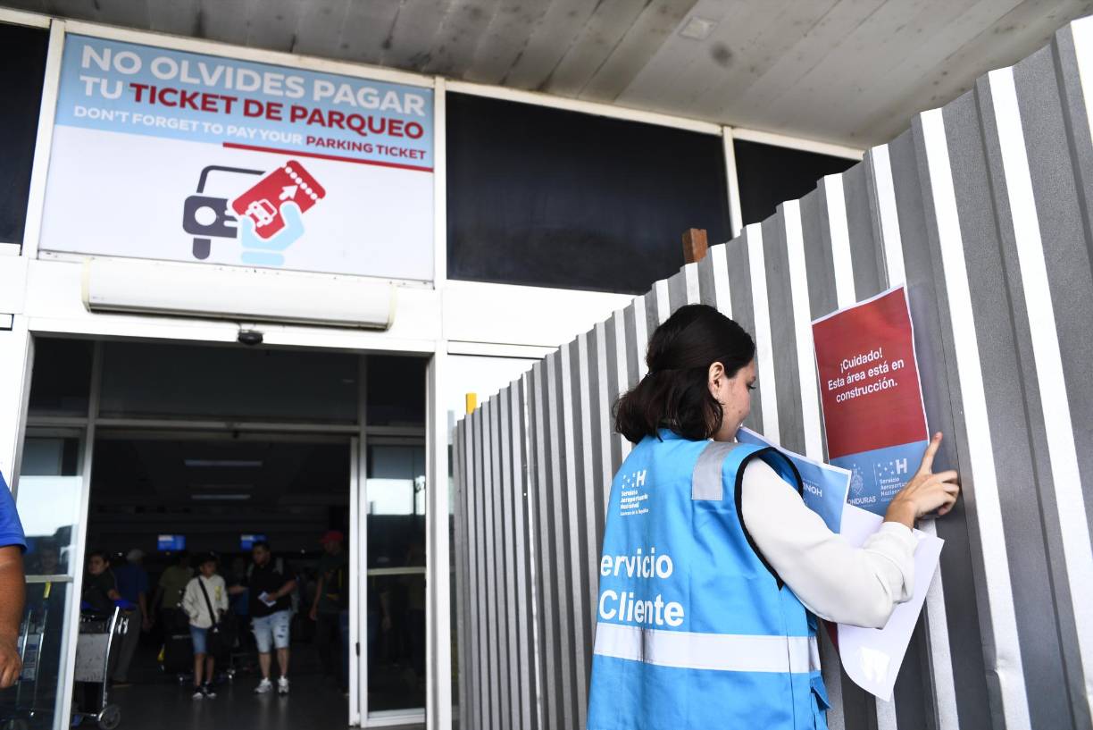 Funcionario del aeropuerto explicó que “la intención no es restringir los derechos de las personas, pero esto se trata que el derecho de los pasajeros es de poder tomar su vuelo”.
