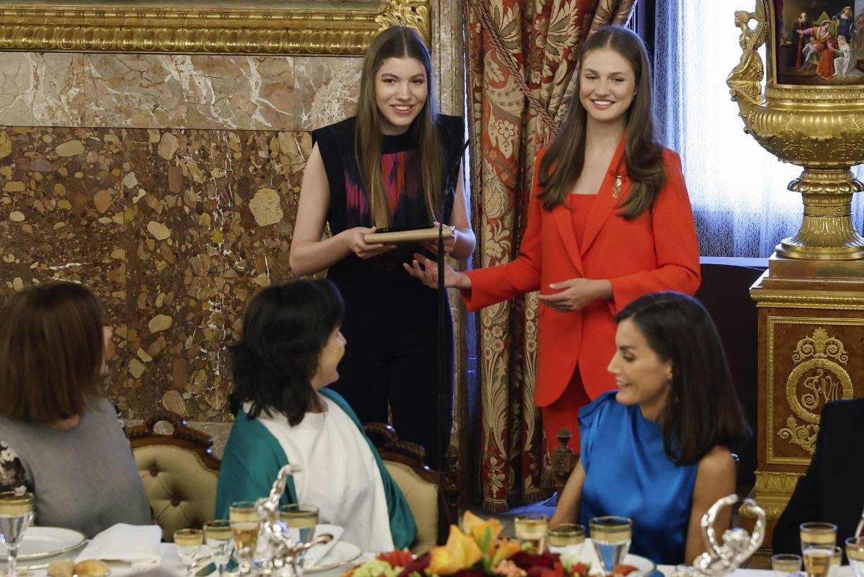 Leonor, princesa de Asturias (d), y su hermana, la infanta Sofía, durante el almuerzo en el Palacio Real en Madrid con motivo de la conmemoración del décimo aniversario del reinado de Felipe VI, este miércoles. 