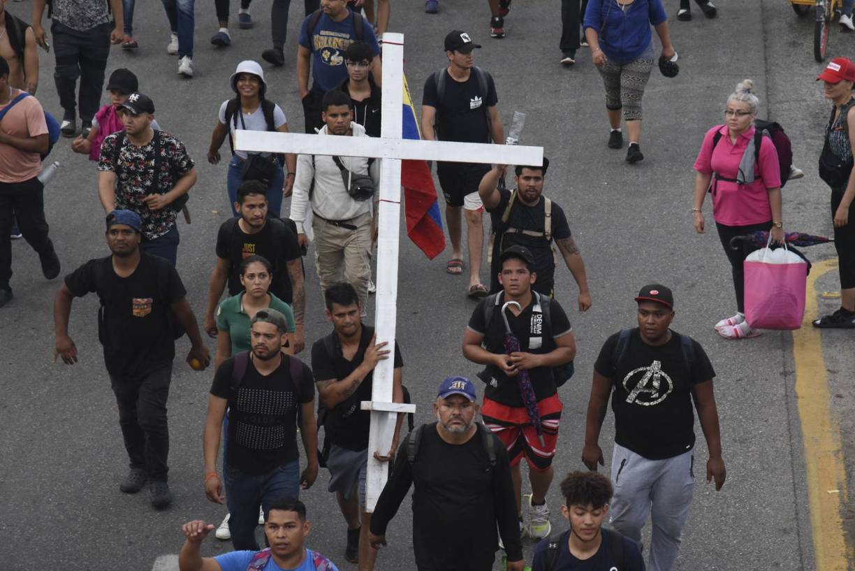 Al grito de “¡libertad, libertad, somos migrantes, no delincuentes!”, los extranjeros recorren el sur de México con la esperanza de no ser detenidos por la Guardia Nacional.
