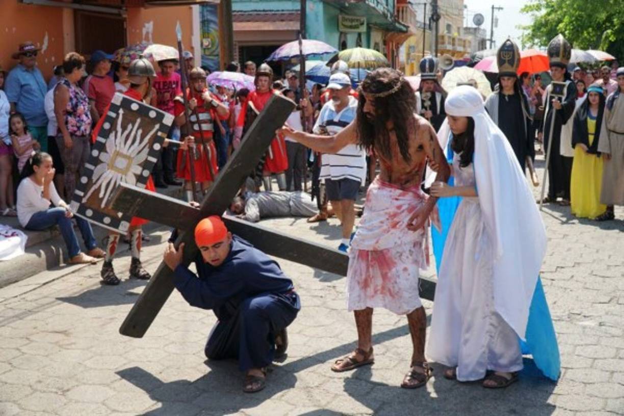 En esta escena, Simón el cirineo ayuda a Cristo a cargar el madero.