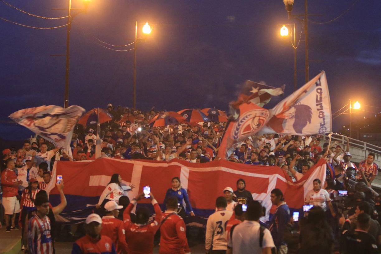 Las imágenes de la previa. La Ultra Fiel como siempre, acompañando a los Albos en una nueva aventura.