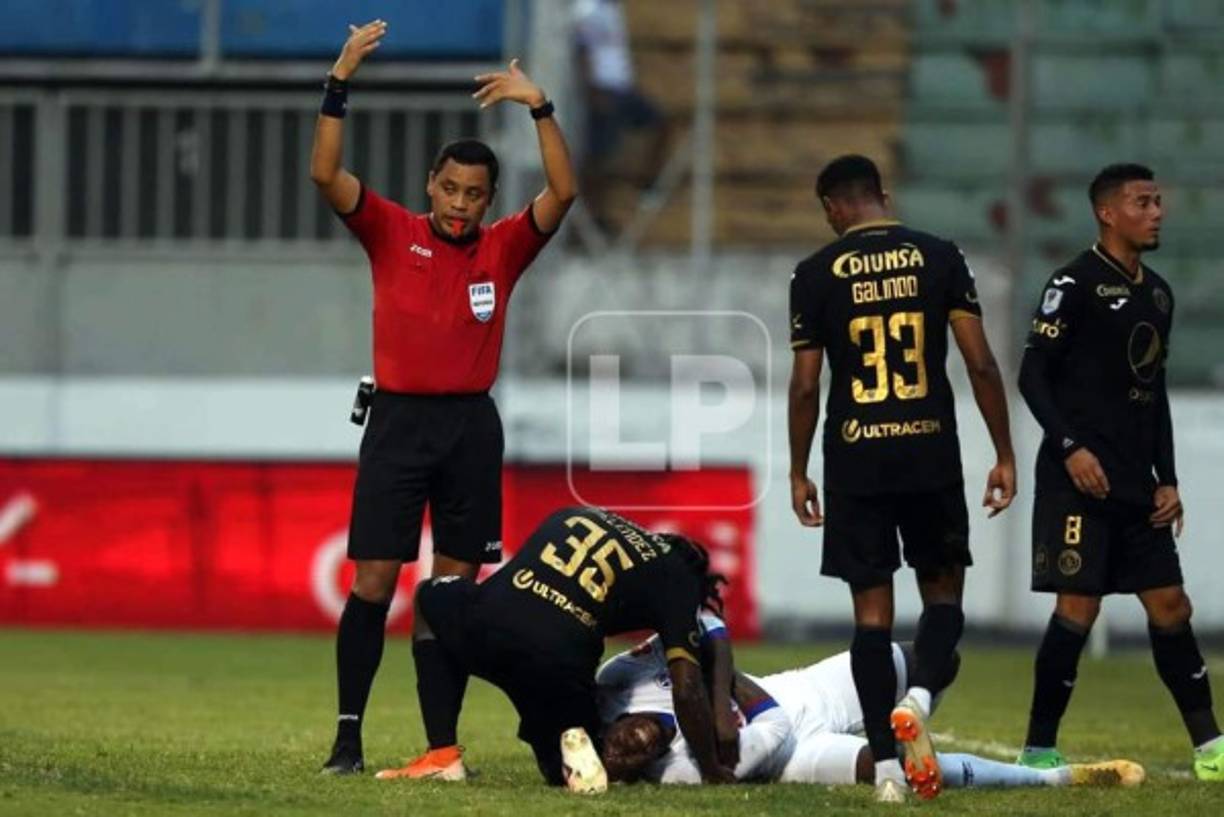 Yustin Arboleda se duele en el campo tras una acción con Cristopher Meléndez.