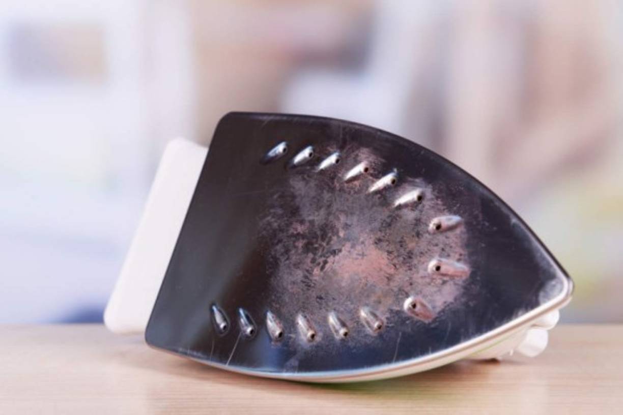 Quitar la corteza quemada y sucia en la superficie de las planchas. Aplicar directamente la pasta dental en el metal de la plancha fría, tallar con un paño y limpiar con un segundo paño.