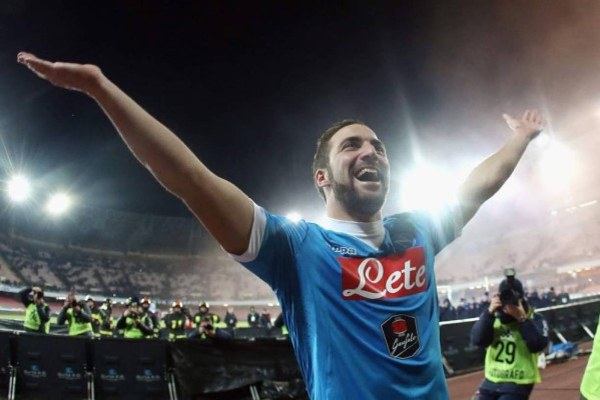 El argentino Gonzalo Higuaín del Napoli encabeza la lista con 20 goles en misma cantidad de encuentros, un total de 40 puntos .