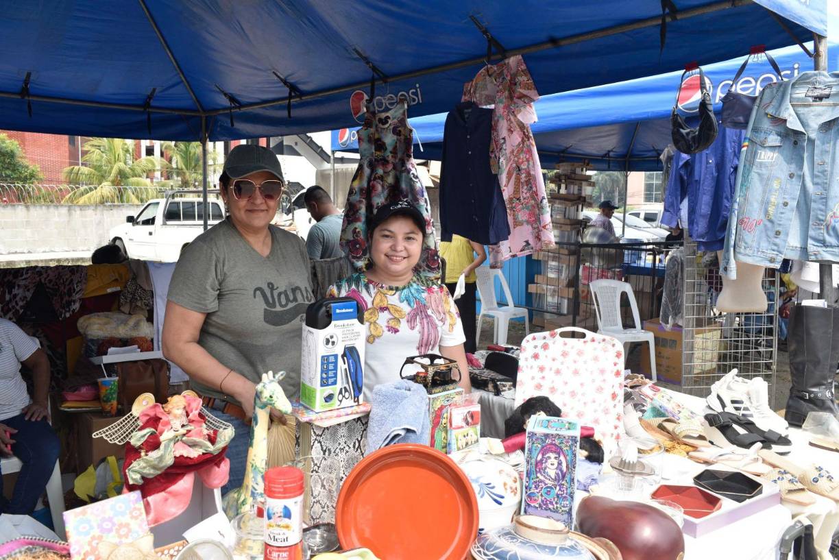 Erika Espinal se dedica desde hace dos años a elaborar accesorios de bisutería y sandalias con pedrería personalizadas.