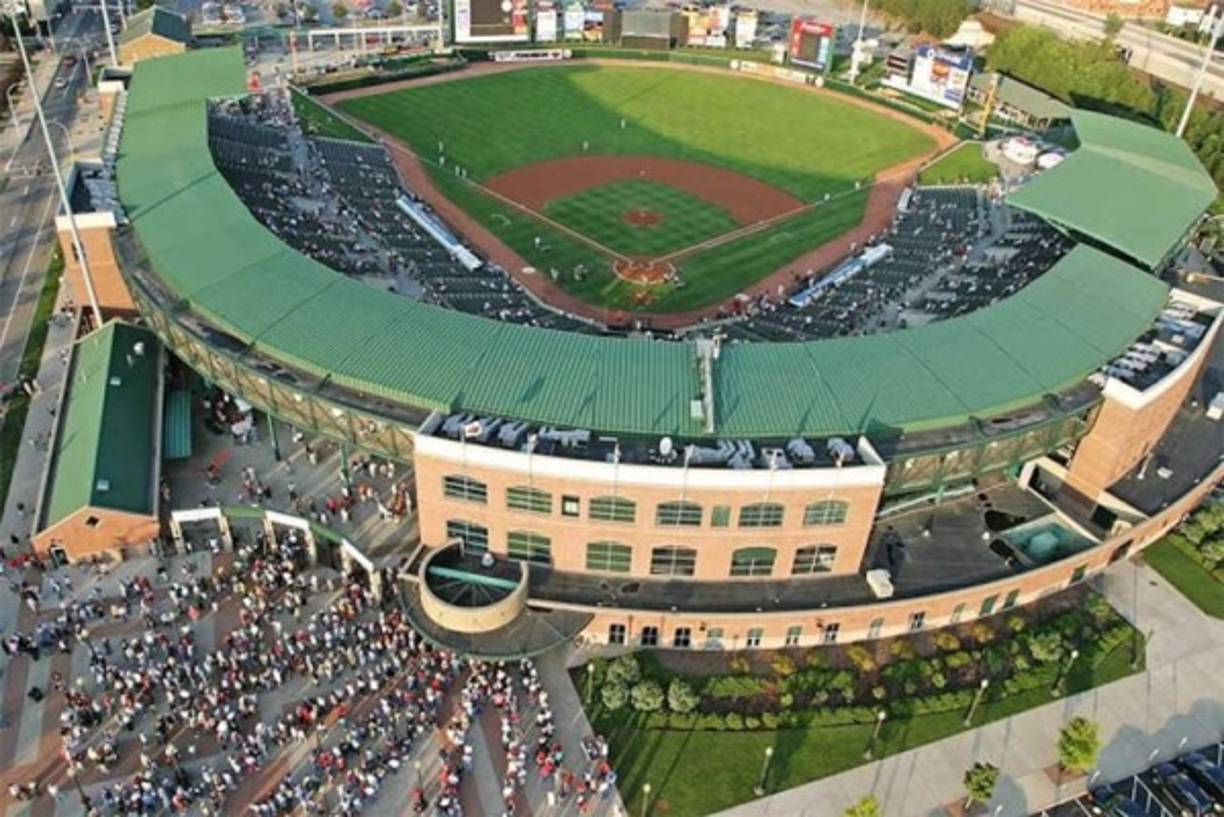 Estadio Frontier Field - Estados Unidos. Otro de los inmuebles deportivos que llama la atención de las personas sin lugar a dudas es el Frontier Field, el cual se ubica en la ciudad de Rochester en Nueva York, mismo que se construyó en 1996, pero años más tarde iniciaron a aparecer restos de humanos y huevos, algo que los investigadores inician a investigar.