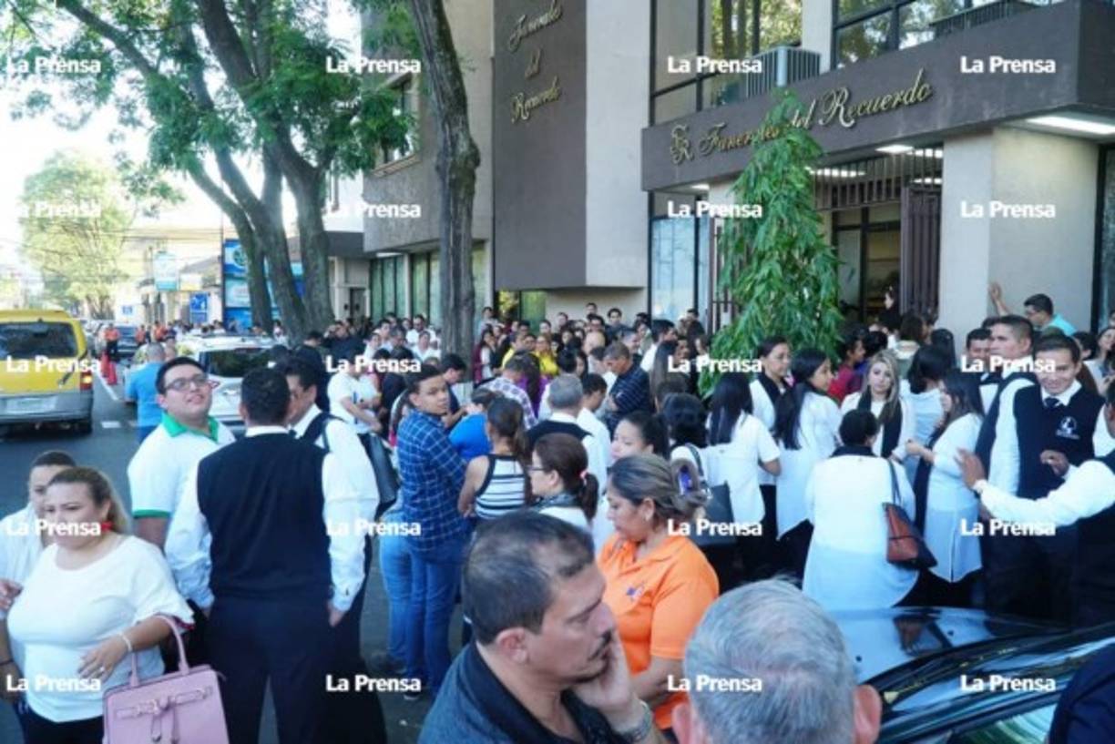 Debido a la gran cantidad de personas que ha llegado al lugar, solo se está permitiendo entrar 10 minutos al salón donde está el cuerpo de la pastora.
