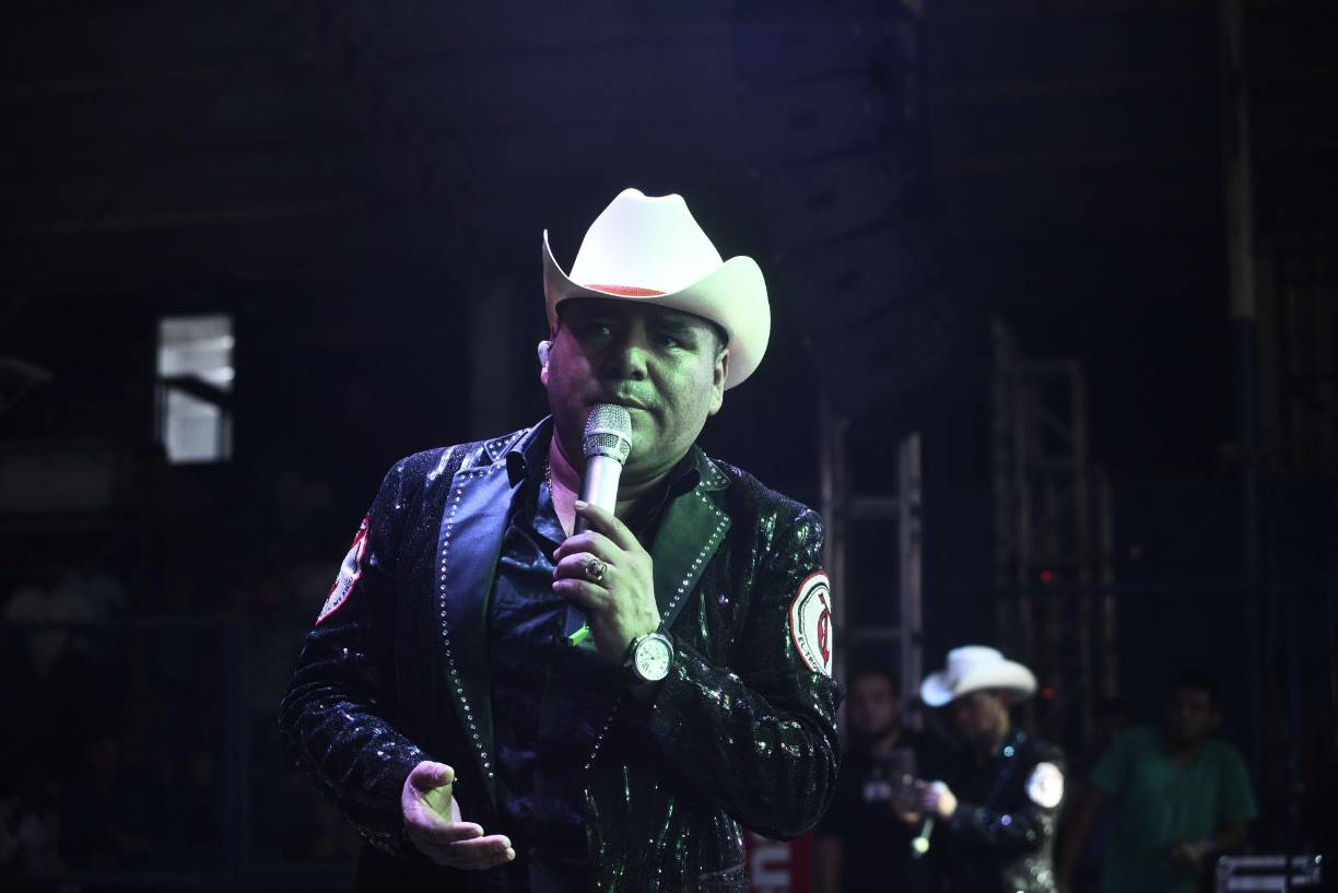 El Trono de México se entregó a su público y deleitó con sus canciones románticas