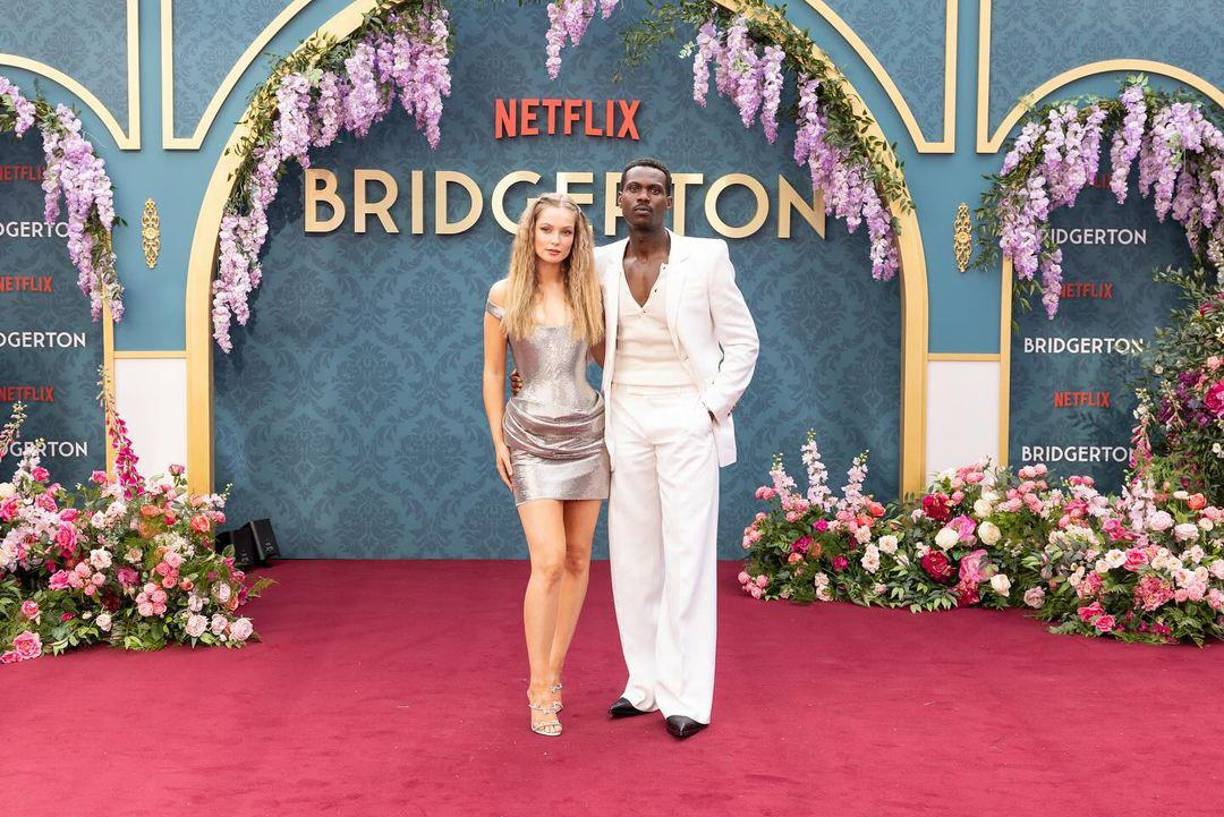 Hannah Dodd, que interpreta a Francesca Bridgerton, optó por un minivestido encorsetado de Versace para el estreno de la Parte 2. Mientras que Victor Alliattends calzó zapatos negros brillantes y puntiagudos, como accesorios de su impecable conjunto blanco.