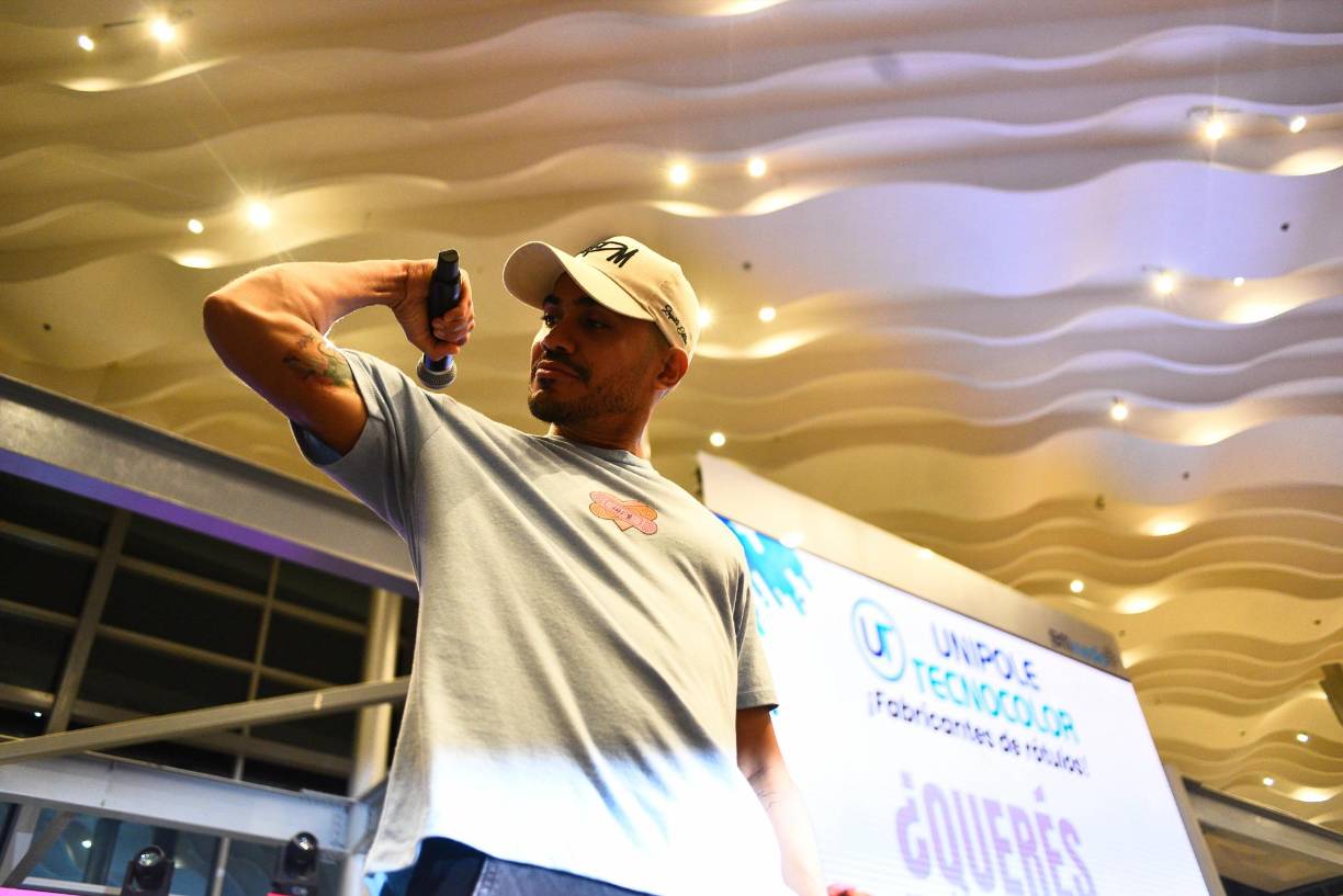 Carlos Zúniga lució una de las nuevas camisetas y también la gorra con las iniciales de Los Hijos de Morazán.
