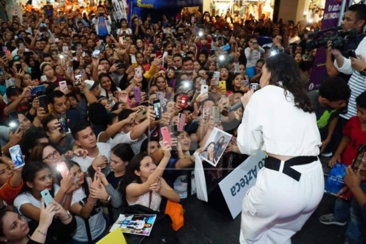 POR SI NO LO VISTE <a href='https://www.laprensa.hn/fotogalerias/farandula/1359890-411/angie-flores-honduras-lo-que-no-se-vio-llegada-tras-academia' style='color:red;text-decoration:underline' target='_blank'>Lo que no se vio de la llegada de Angie Flores a Honduras</a>