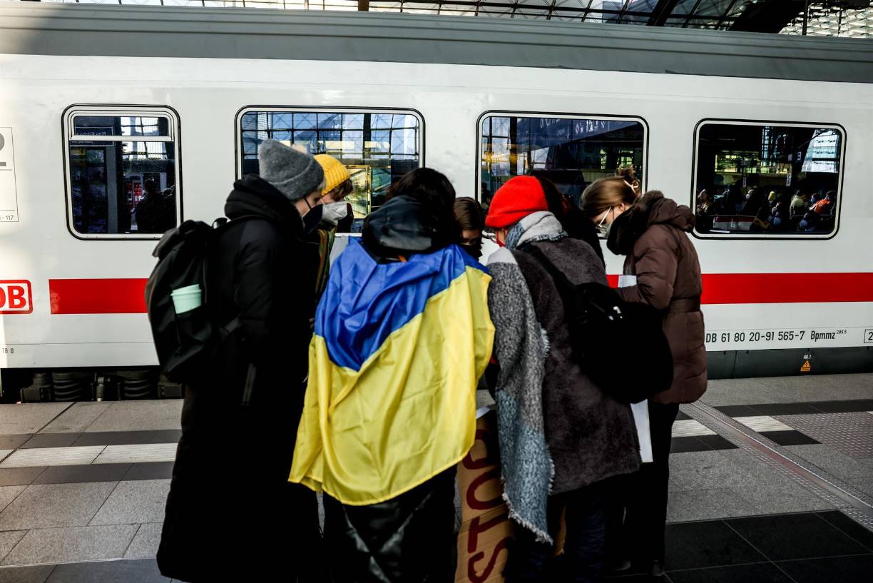 Cientos de miles de ucranianos, sobre todo niños y mujeres, puesto que los hombres en edad de combatir están obligados a quedarse en el país, huyeron en trenes llenos a rebosar, coches e incluso andando con sus maletas.