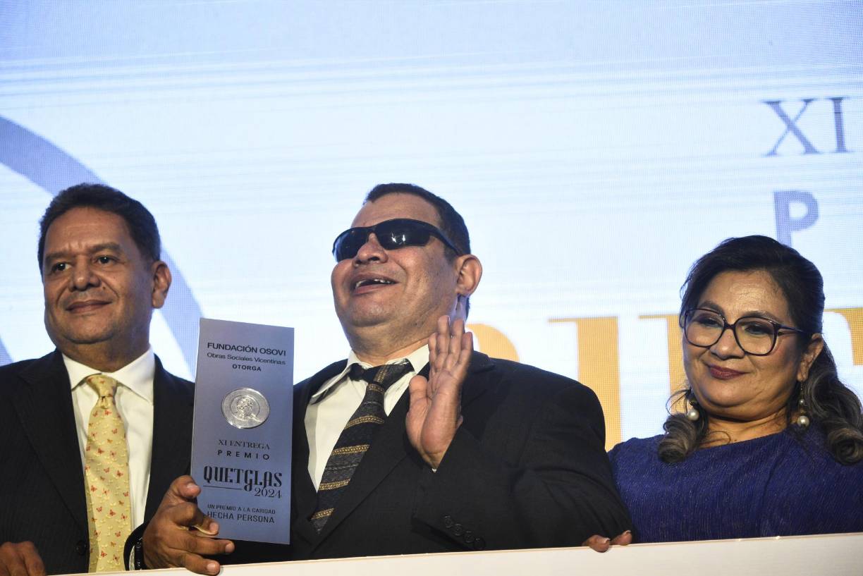 Rubén Vásquez con su Premio Quetglas 2024. 