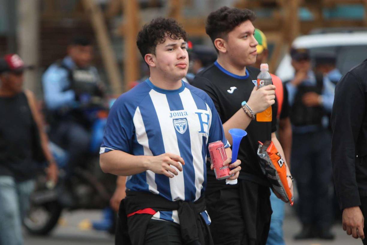 Aficionados hondureños se sumaron al Nacional para disfrutar del duelo ante Trinidad y Tobago.