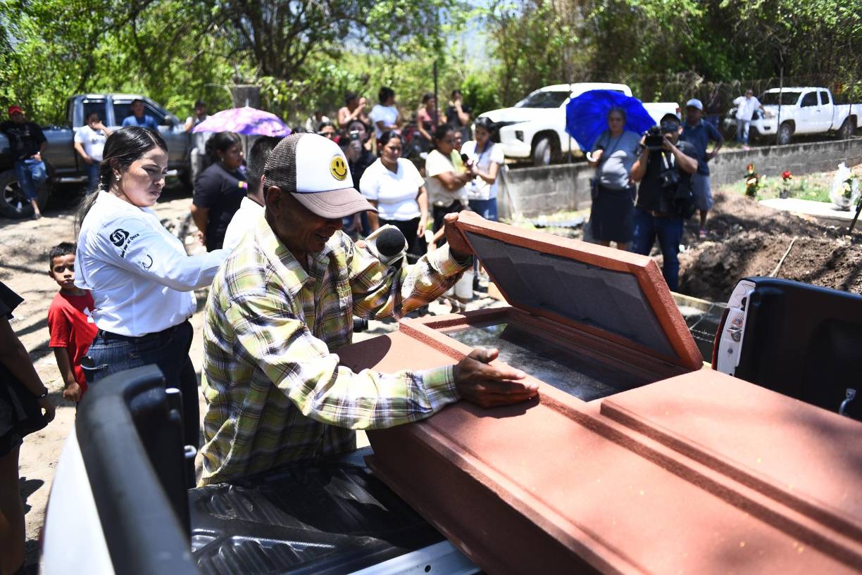 Al momento de ser hallado, tenía un Lazo en su cuello el cual estaba amarrado al alambre del cerco de una propiedad localizada a tres cuadras de la casa donde vivía el menor. Su cuerpo estaba desnudo.