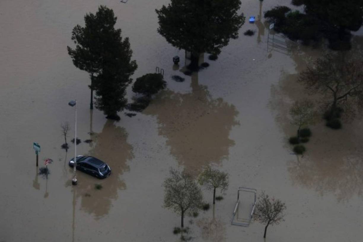 'Guerneville es oficialmente una isla', indicó la oficina del sheriff del condado Sonoma al advertir que solo se puede entrar y salir de la comunidad en un bote.