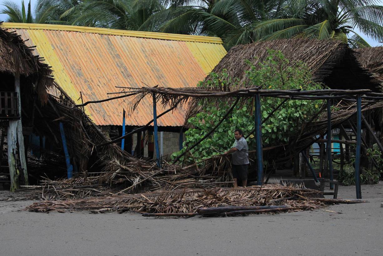 Más de mil personas en zona de riesgo dejaron sus viviendas para trasladarse a refugios o casas de familiares.