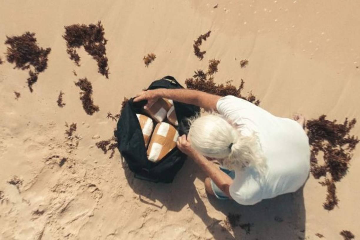 La leyenda de la isla con coca. Este documental sigue la travesía de un estadounidense que se obsesiona con una leyenda que lo lleva hacia el Caribe, donde espera encontrar una mítica bolsa de coca.