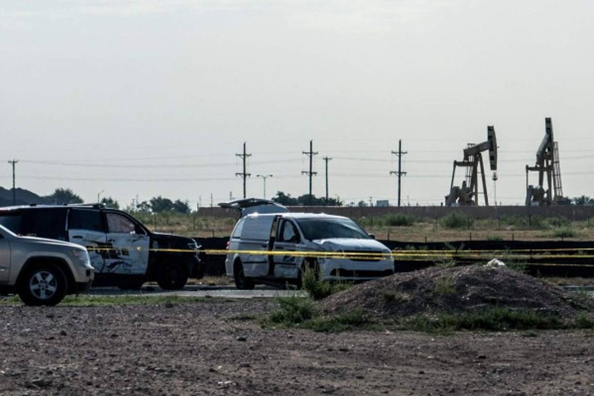 El tirador hirió a un policía, se dio a la fuga y 'continuó disparando contra personas inocentes' y vehículos. El sospechoso cambió luego de vehículo tras secuestrar el camión de correos de Granados. De allí se dirigió a los multicines Cinergy de Odessa, mientras continuaba disparando contra civiles.