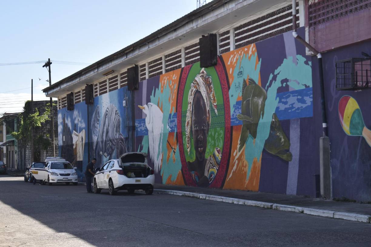 Los edificios de La Ceiba lucen imponentes con atractivos murales que engalanan la ciudad.