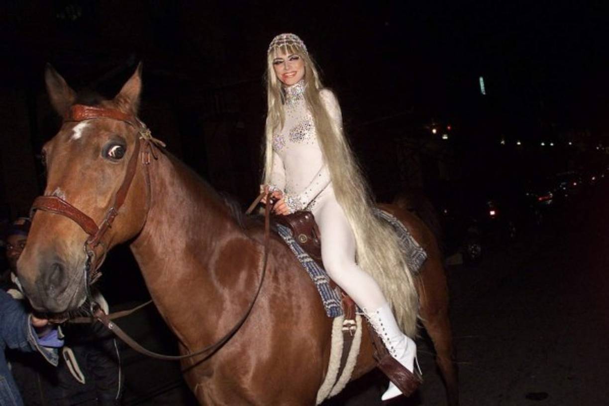 2001<br/><br/>En esta ocasión Klum se vistió el personaje mítico Lady Godiva, solo que no se apegó tanto a la historia ya usó una body para no ir por allí desnuda.
