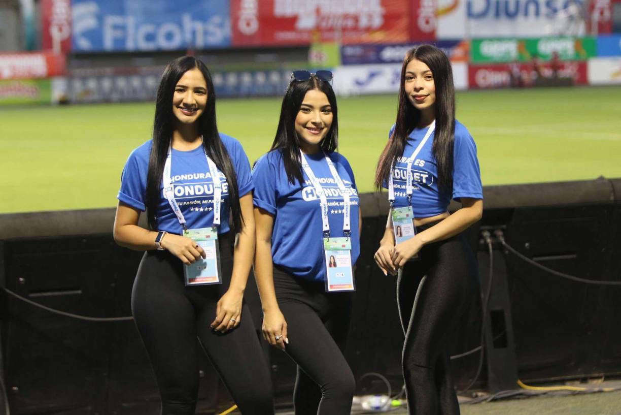 Las bellas edecanes también robaron suspiros en el interior del Estadio Nacional Chelato Uclés. 