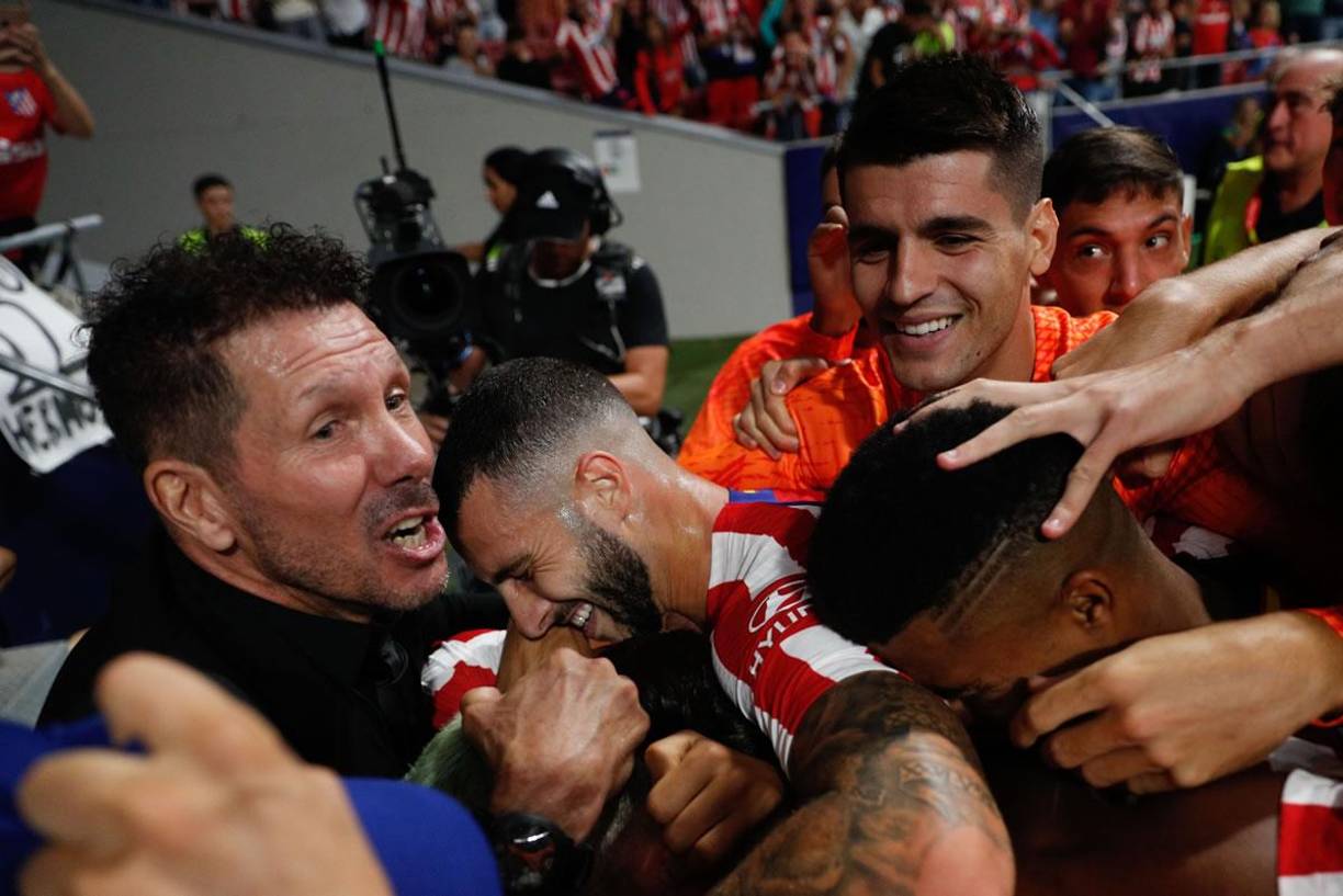La locura del ‘Cholo‘ Simeone con sus jugadores celebrando el gol del triunfo marcado por Griezmann.