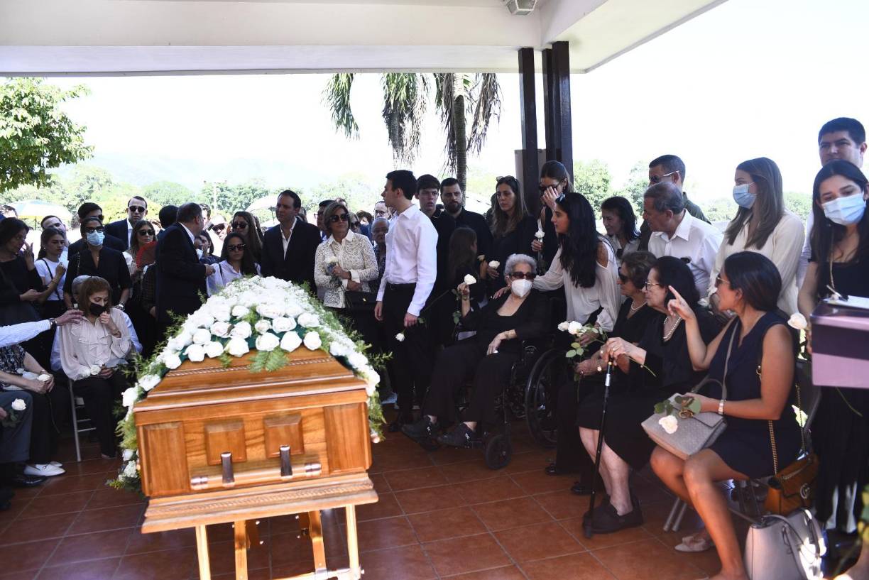 Don Napo era un hombre altruista y visionario, demostrándolo hasta el final, pues su deseo fue que en lugar de enviar flores para honrar su memoria realizaran donativos a las cuentas 010010030538 a nombre de la Fundación Napoleón J. Larach.