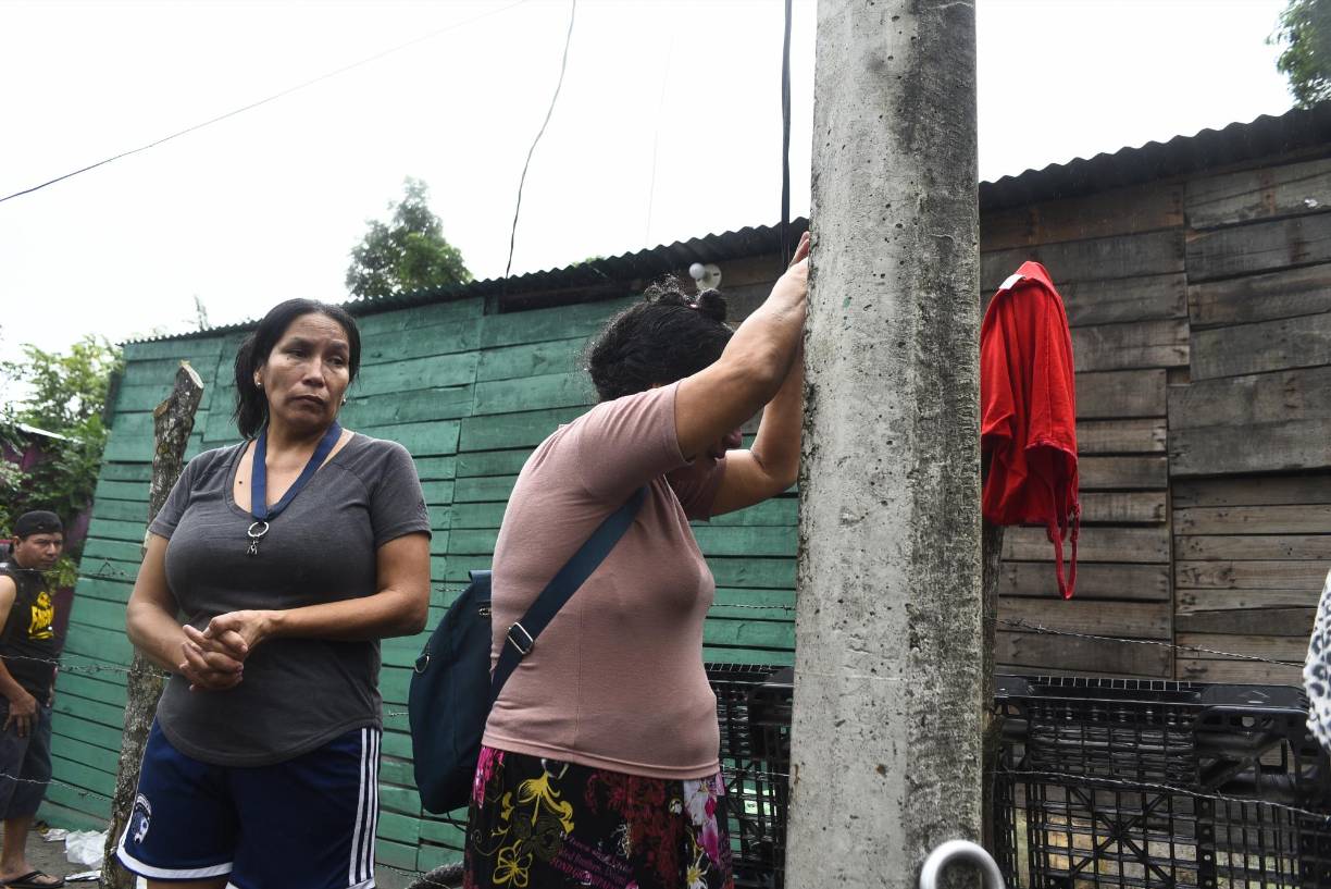 Una tía y abuela de una de las menor llegaron a la escena y consternadas por las desgarradoras escenas contaron todo lo sucedido.