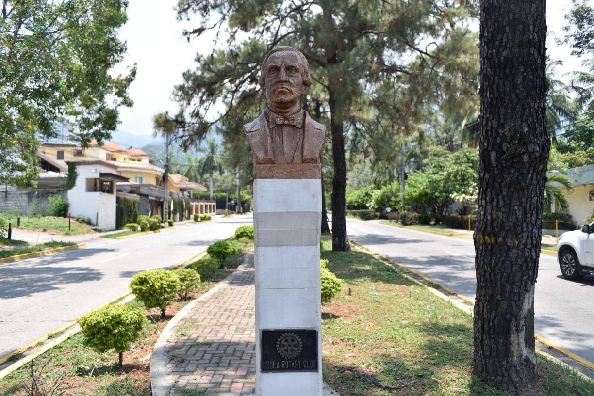 Aunque su placa se perdió hace varios años, según registros del Club Rotario, el último busto pertenece a Pedro Molina Mazariegos, prócer guatemalteco. Fue jefe de Estado de 1829 a 1830. Considerado uno de los iniciadores del pensamiento liberal en Guatemala. También fundó el primer rotativo de iniciativa privada en Centroamérica.