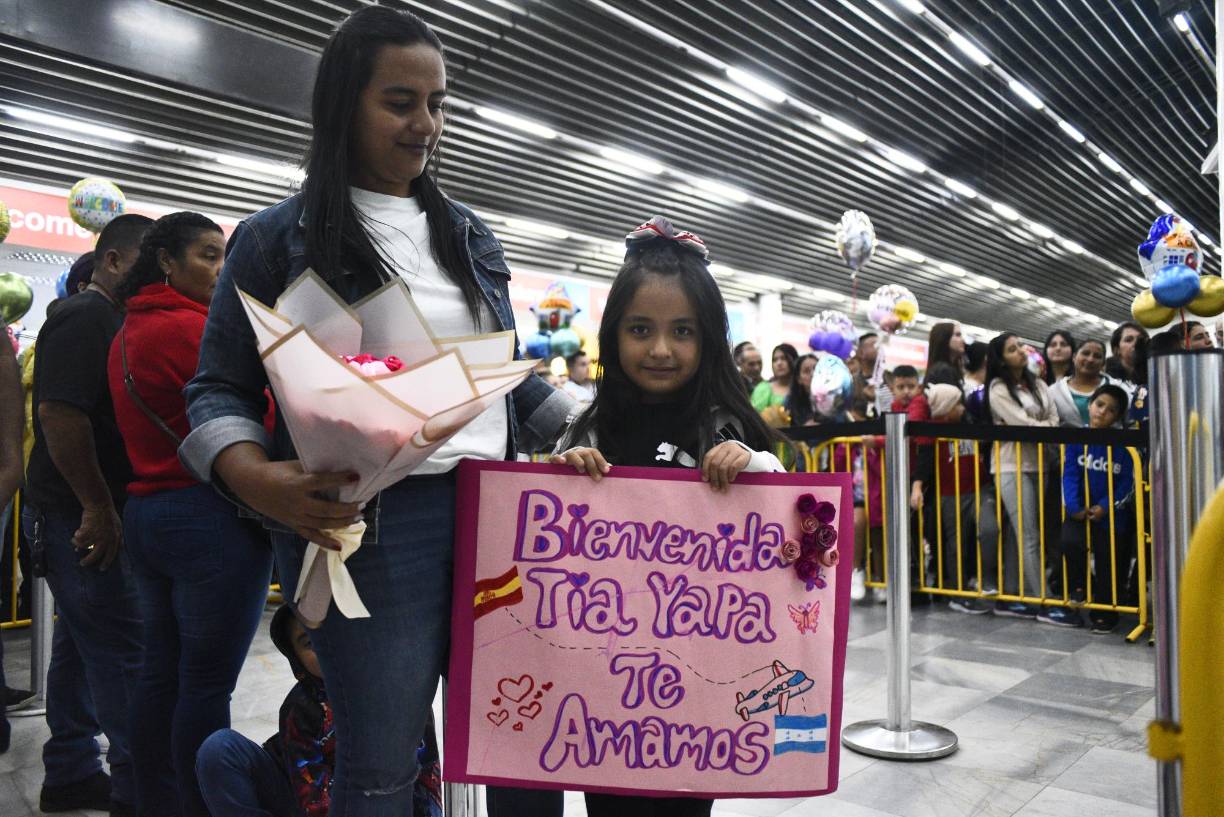Esta pequeña elaboró un bonito cartel con la ayuda de su madre para recibir a su tía Suyapa.