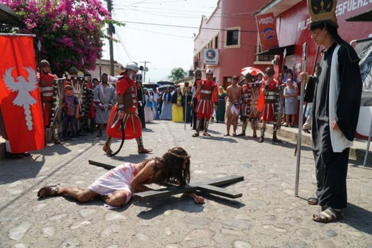 Durante el trayecto de las quince estaciones, el actor principal experimenta un poco de lo que sufrió Cristo en el camino al calvario.