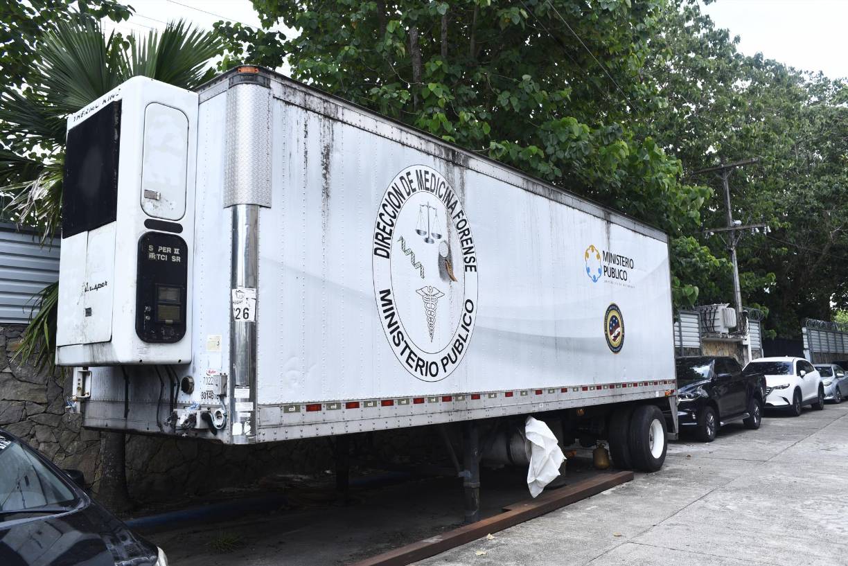 Las morgues almacenan los restos en congeladores, a la espera de ser identificados y reclamados por sus familiares.