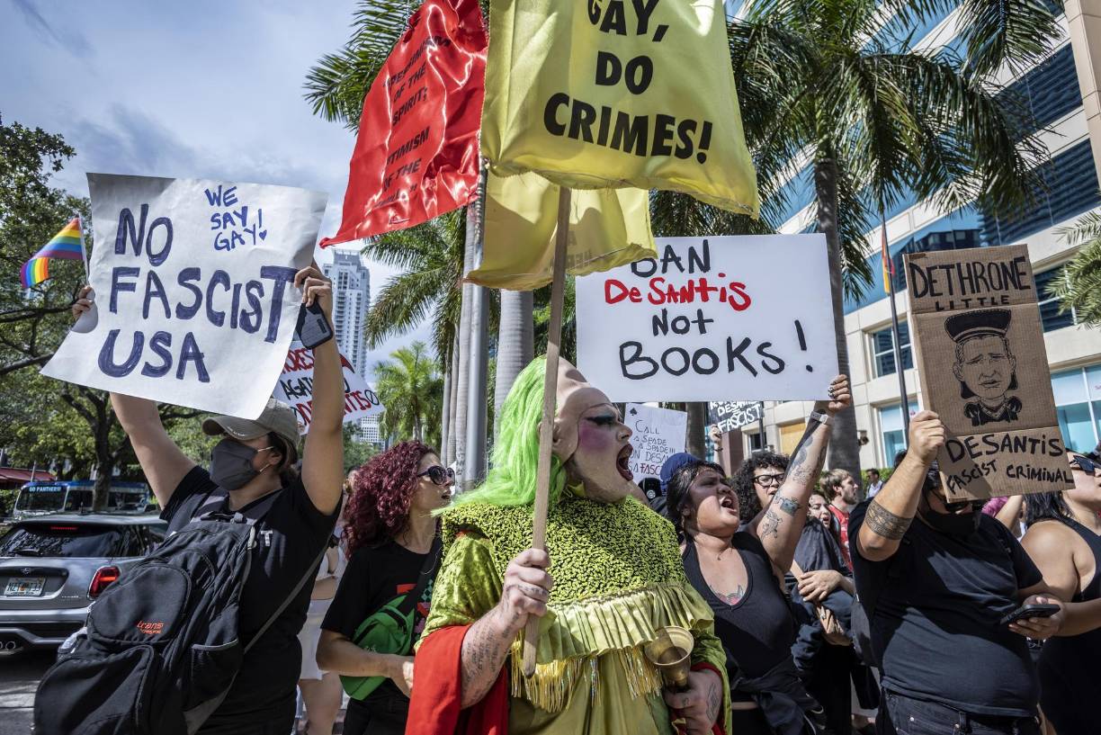 Los manifestantes portaban pancartas con lemas como “la buena gente de Florida se levanta contra DeSantis”, “Nos oponemos al fascismo” , “Nunca DeSantis” o “DeSantis contra la clase trabajadora” y otros banderas arcoíris de la comunidad LGTBQ+. 