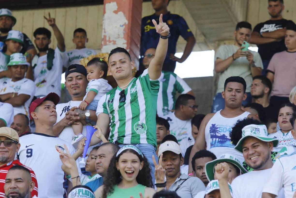 ¡Con toda la actitud! Así posó este aficionado para las cámaras de Diario LA PRENSA.