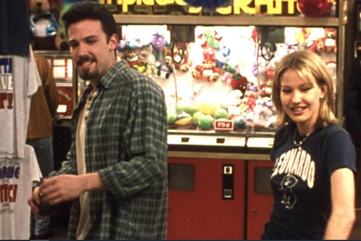 <b>CHASING AMY</b>“Chasing Amy”, estrenada en 1997, está protagonizada por Ben Affleck como Holden McNeil, quien conoce y se enamora de Alyssa, interpretada por Joey Lauren Adams. Pero Amy es lesbiana y Holden no puede con eso. Silent Bob (el director Kevin Smith) le advierte que él estaba en una relación similar con una chica llamada Amy, y sentía que siempre la estaba persiguiendo. Damon también aparece en la película como ejecutivo.