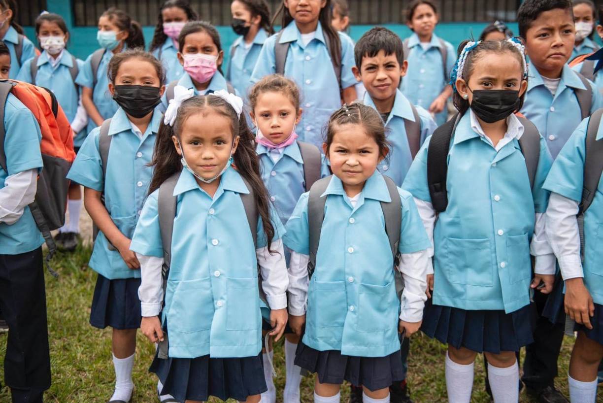 En la fase 1, la Secretaría de Educación entregó 3,000 gabachas a niños de diferentes centro educativos.