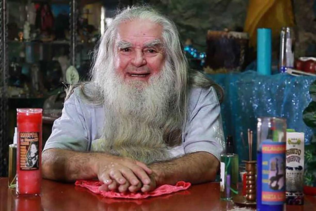 “Desgraciadamente falleció ayer el Brujo Mayor. Él falleció ayer a las 14:10 minutos, nos están informando que fue por causas de paro respiratorio. Lo velaron en la noche, lo van a cremar el día de hoy<b> </b>y mañana en su tienda estará la gente para que lo puedan despedir. Falleció a los 84 años de edad. Cada año él realizaba sus predicciones”, informó Maguicha.