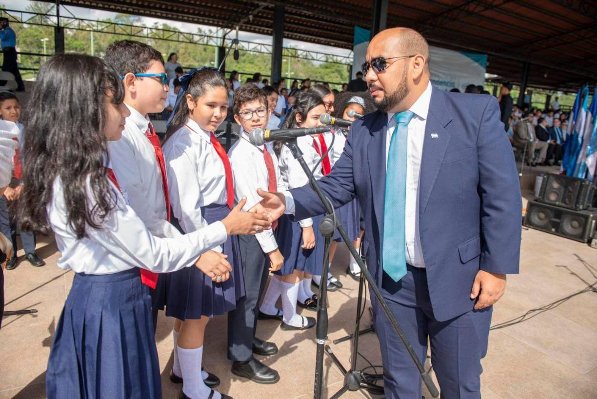 Este episodio ha suscitado cuestionamientos sobre la formación del ministro.