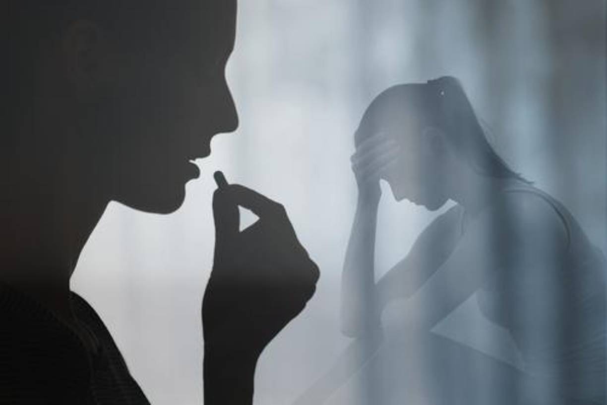 Madrazo ha citado la esketamina, primer fármaco aprobado para tratar la depresión resistente, que abre a estos pacientes “una ventana de esperanza”. Además, ha añadido, hay en marcha investigaciones sobre biomarcadores para conocer qué pacientes serán resistentes a los medicamentos tradicionales. De esta manera se podrá afinar su tratamiento. “Hay que invertir más en investigación aunque solo sea porque el gasto económico que provoca esta enfermedad es enorme. De manera que todo lo que gastemos en aliviar el sufrimiento de estos pacientes bienvenido será”, ha dicho esta psiquiatra.