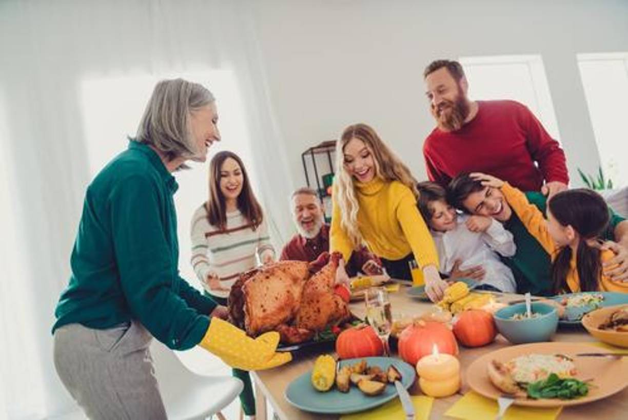 El Día de Acción de Gracias, conocido como Thanksgiving en inglés, es una festividad muy importante en Estados Unidos y Canadá, celebrada el cuarto jueves de noviembre. Esta celebración se caracteriza por reunir a familiares y amigos alrededor de una mesa llena de platillos tradicionales que reflejan la abundancia y gratitud. A continuación, los platillos más emblemáticos de esta festividad.