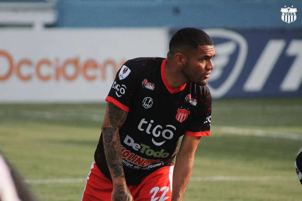 Alexander Aguilar estaría muy cerca de abandonar el Vida. El mediocampista quiere rescindir su contrato con los rojos tras los problemas que tuvo con la directiva. Su destino podría ser el Victoria.