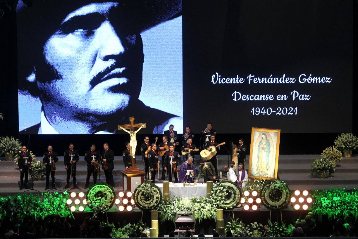 Luego de un multitudinario funeral y homenaje, los restos del cantante Vicente Fernández fueron sepultados.
