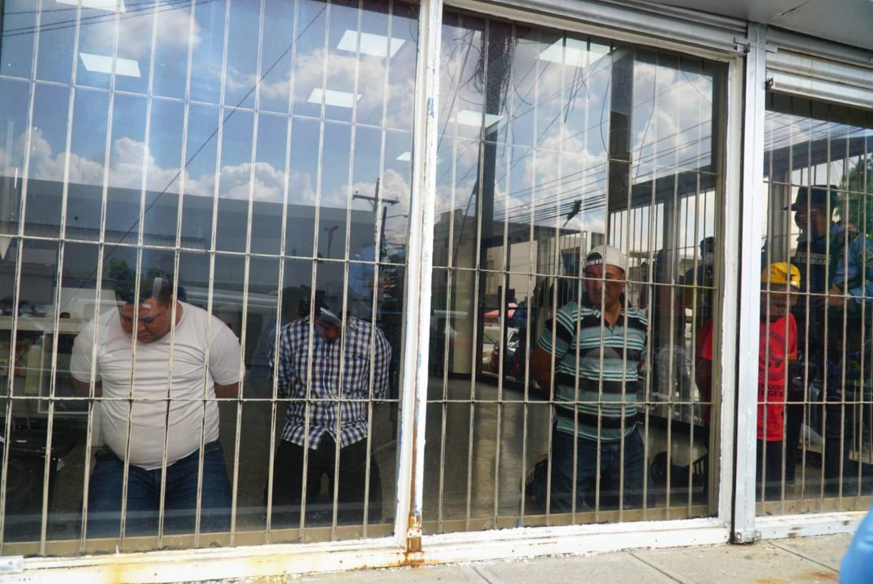 Los sometieron, esposaron y colocaron de rodillas frente a la entrada del banco, de modo que desde afuera los transeúntes podían ser visto.