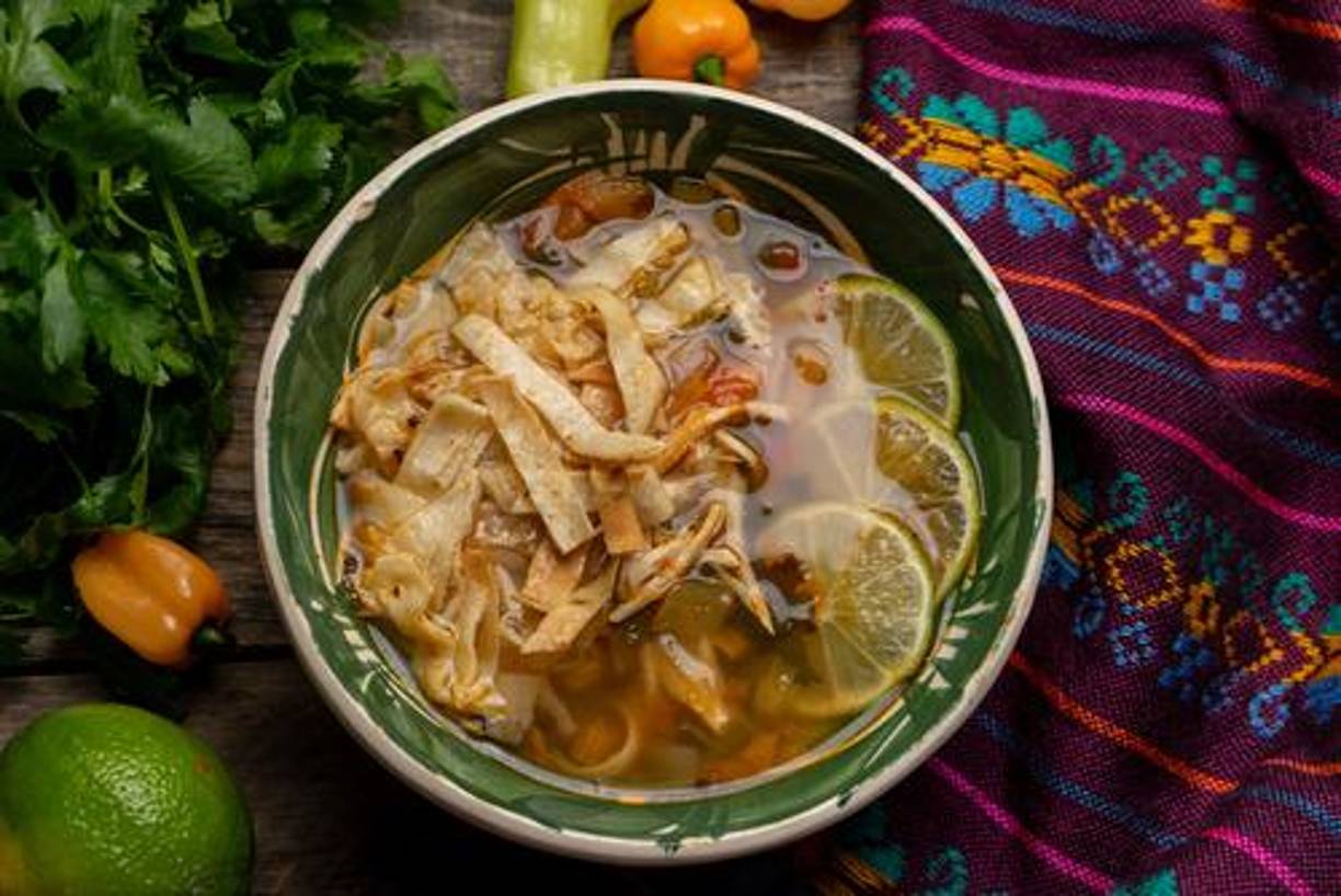 3. Sopa de Lima y Sopa de Caracol: tradición en cada cucharadaSi prefieres algo más sustancioso, prueba la sopa de lima de México, una deliciosa combinación de caldo de pollo, lima, tortilla frita y especias.