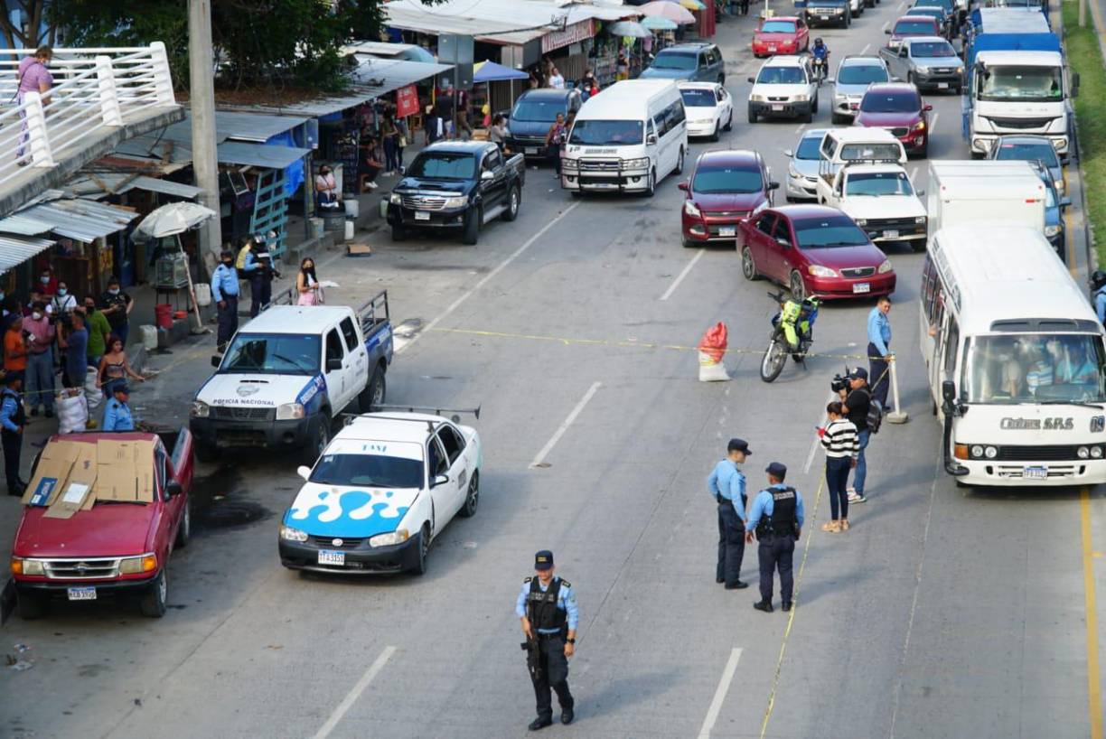 Según versiones, el ruletero se estacionó frente al IHSS y fue asesinado a disparos por desconocidos. 